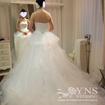 ◆ウェディングドレス
YNS WEDDING LaVenie Collection SL17308
生地:ロイヤルサテン+総レース+チュール+レース刺繍+ビーズ装飾
バック:半編み上げタイプ
ドレスライン:プリンセスライン
価格:96,984円
※サッシュベルト別売り
パニエ:PAN001 (ワイヤー入り3段)
ワイヤ直径:上から約100cm/約80cm/約50cm
価格:5,184円