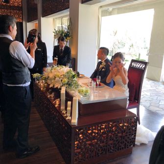 新郎・新婦の後ろが中庭なのでとても明るいです。