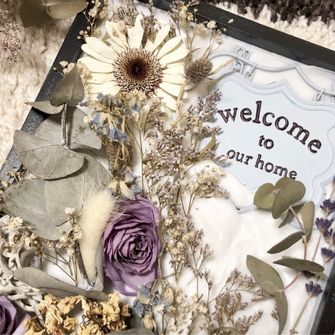 当日のブーケのリメイク作品です＊。結婚式翌日の朝に、バラとガーベラをシリカゲルに入れてドライフラワーを作りました♪それを使って新居の玄関に飾れる、アロマワックスのウェルカムボードを作りました♪
#アロマワックスバー #ウェルカムボード #アフターブーケ #ブーケリメイク #アロマワックス