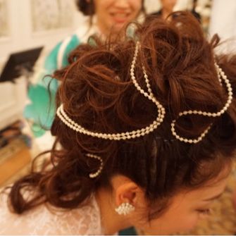 披露宴 お色直し後 
ループカールをほぐし、前髪もあげて、モヒカンスタイルへ。

パールを巻きつけて、パーティ感を出しました。