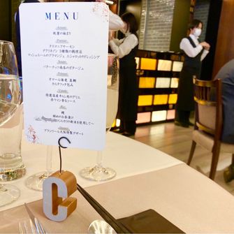 メニュー表はすぐに見れるようにしたかったので
メモスタンドを作りました。
また、出来るだけテーブルを広く使ってほしかったので
表には料理、裏にはドリンクメニューを作成しました。
メモスタンドのアルファベットはゲストの名前のイニシャルを一人一人手作りしました。