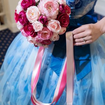こちらも宝塚のシャンシャンをイメージしたブーケ💐
ハート型にロングリボン🎀
ブルーのドレスに映えるよう同系色ではなくピンク色にしました。