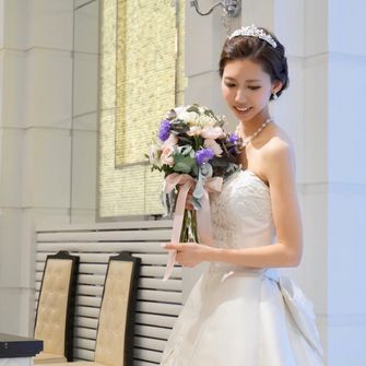 披露宴はオフショルダーを外したタイプですっきりシンプルに