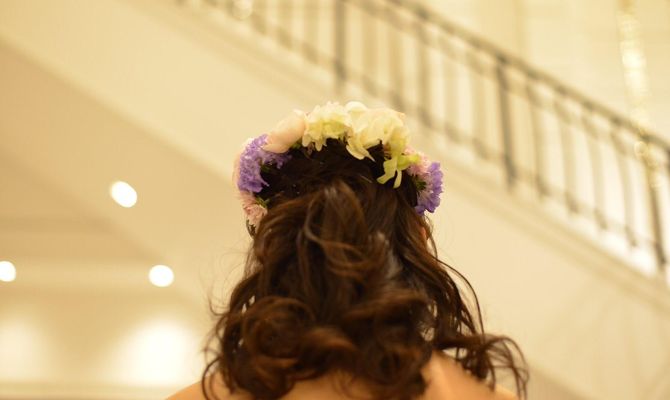 カラードレスに合わせた生花