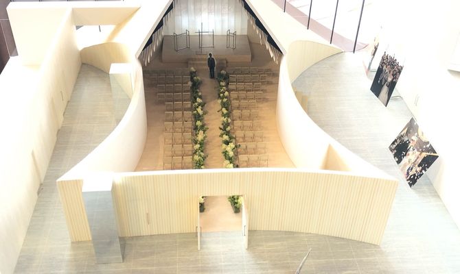 6Fの挙式会場！
バージンロードが15mと長く、一歩一歩を噛み締めながら歩けそうだと思いました！和紙のステンドグラスも完成したら見てみたい！と興味を引きました！