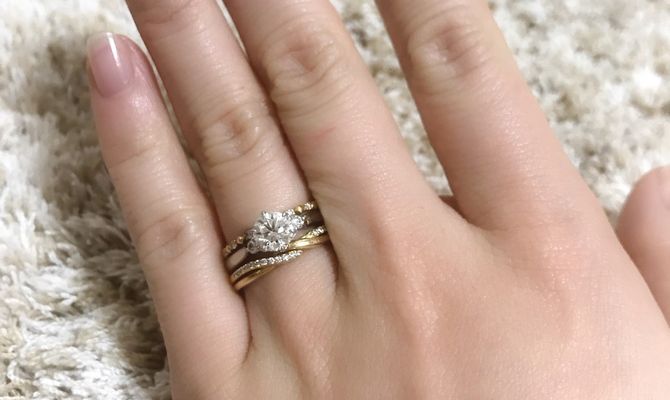 Oreficeのリングを上下に挟む形で重ねづけ♡