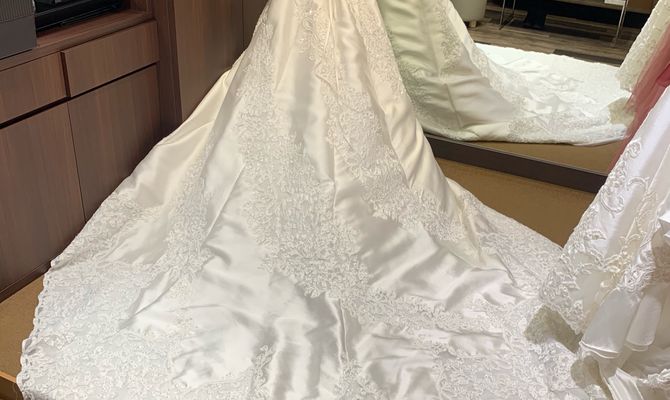 マタニティウェディングなので腰もとの切り返しがあるこちらのドレスはやめました🥺