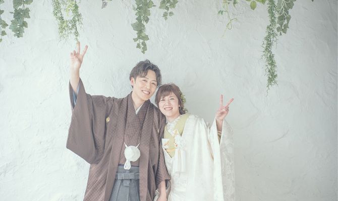 白無垢だけど、中にグリーンを入れました。
式はグリーンいっぱいの予定だったので、撮った写真が式でも使いやすいように。
(旦那さんの袴もブラウンにして、これも結婚式のテーマカラーに。)