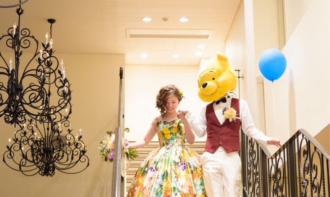 お色直し後の入場はプーさんの姿で！

入場前に、プーさんのハニーハントの曲を流しました！
「風船じゃはちみつはとれないよ？」
「とれるよ！」

新郎がクリストファーロビンからもらった風船を持って
はちみつ
ではなく、
新婦
を捕まえました?❤️