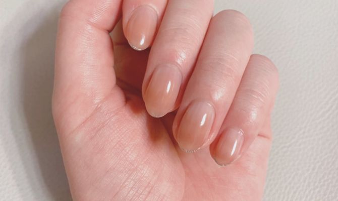 ほんのり血色感のあるベージュカラーのグラデーションに
白無垢の相良刺繍、結婚指輪と同じシルバーの
ラメラインを入れました