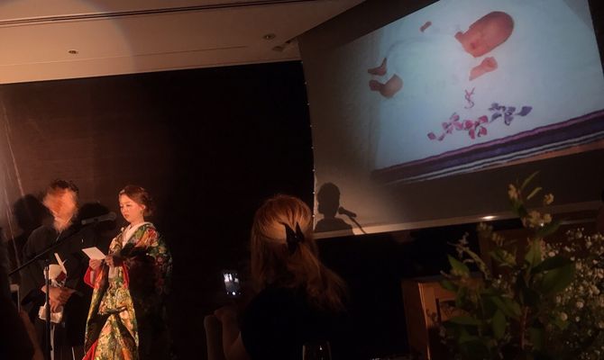 ◎スタンドマイクにしました
新郎の腕も痛くなるだろし、
自分のタイミングで涙を拭いたり
マイクから離れたり近づいたり
安心して読むことができました

◎スクリーンに家族の思い出を
流しながら読みました
両親や兄弟に、こんなことあったな
こんなところ行ったなと思い出しながら
聞いてほしかったので流しました