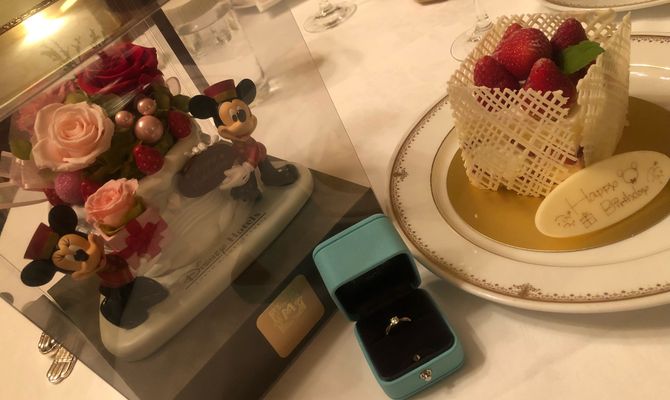 2018.5.2

憧れのディズニープロポーズをしてもらった時の婚約指輪💍✨

ホテルミラコスタのパークサイド側の素敵なお部屋で,ディナーのあと大好きなファンタズミックのショーをお部屋の窓から☆.｡.:*・

その後のプロポーズ🥀

ミラコスタに宿泊することも, ディナーがあることも全部当日のサプライズ❤︎*。

号泣でした♥️笑

ティファニーのハーモニーです💍