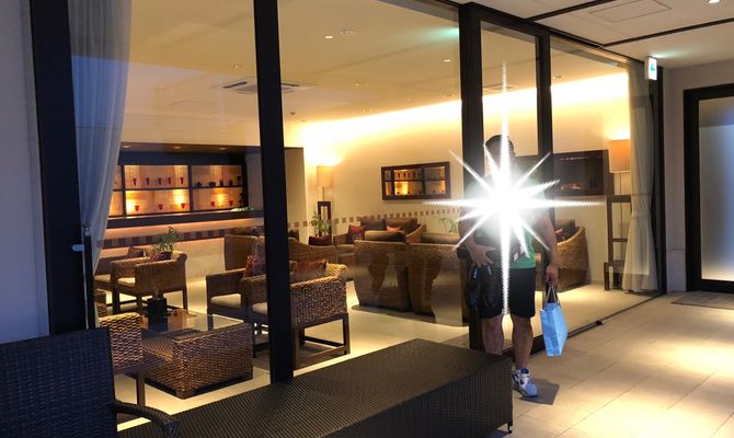 ご参列頂く友人などの待合室。
奥にバーカウンターもあるので
飲み物を飲みながらゆっくりできます。