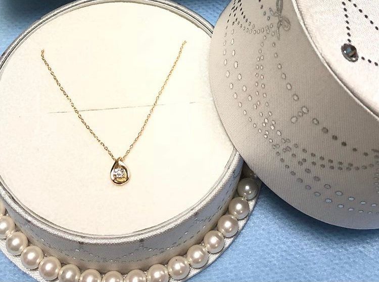 プロポーズで婚約指輪の代わりに贈られたネックレス