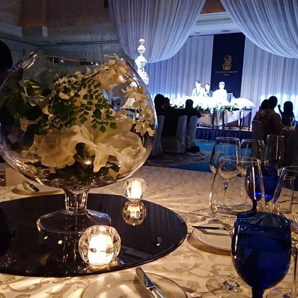 円卓は丸い花器にお花を入れてもらうタイプのものと、
お皿のような形の花器に半円を描くように
アレンジしてもらったものの2タイプ用意しました🐱