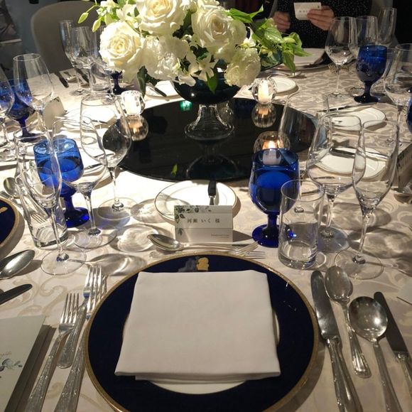 円卓は丸い花器にお花を入れてもらうタイプのものと、
お皿のような形の花器に半円を描くように
アレンジしてもらったものの2タイプ用意しました🐱