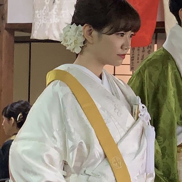 右と左で違う生花をつけていただきました。