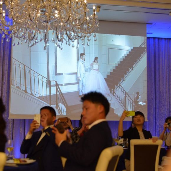 会場内の大きなモニター2台を使ってどこの席からも見れるようにしました