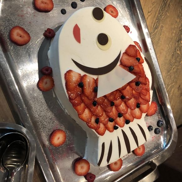 新郎新婦が2人とも海関係の仕事なのでケーキは魚でした！