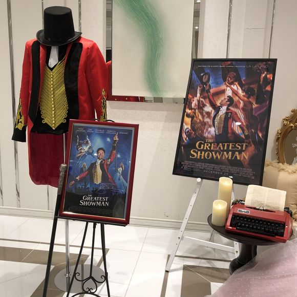 海外から取り寄せたポスターと衣装
衣装は新郎登場の演出で使ったので新郎サイズにお直ししました。