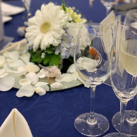 ゲストテーブルは前が見にくくならないように高さを低くすることにこだわりました。