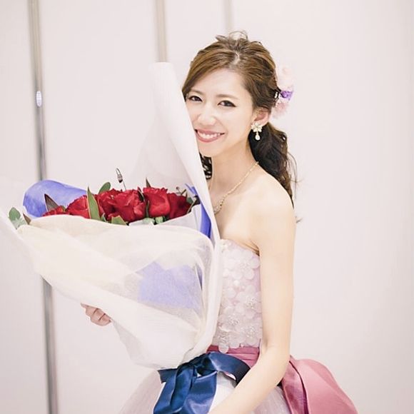 上は白い花、下は白いドット柄