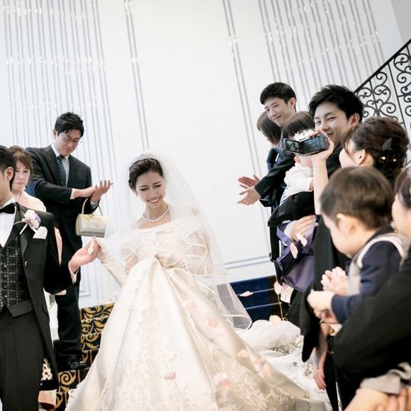 大好きな家族に見送られながら大階段でフラワーシャワー