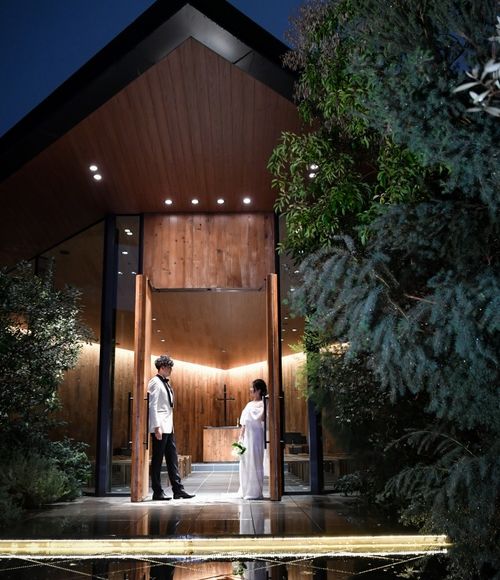 チャペル全体像。雨が反射して綺麗♡