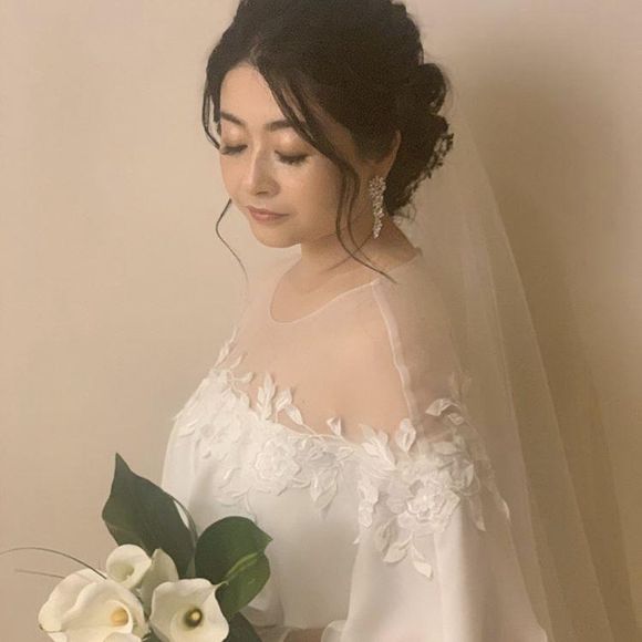 挙式は、少しまとめた感じで。後れ毛で小顔効果♡