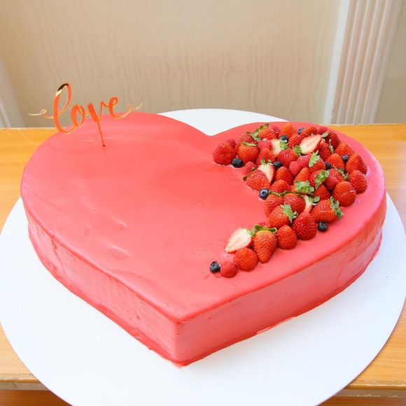 ウェディングケーキは真っ赤なハートにしました♥️
ケーキトッパーは持ち込みです！