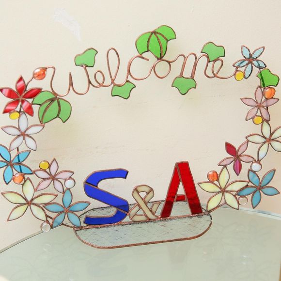 叔母が作ってくれたステンドグラスも可愛くてウェルカムスペースに飾りました！🥰