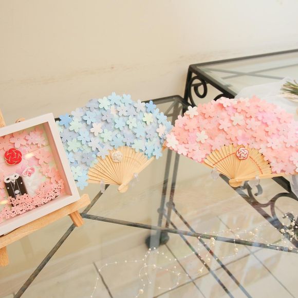 どちらも母が作ってくれたお気に入り💓✨
結婚式のテーマが桜ウエディングなので、
前撮り用にと、桜の扇子🌸
前撮りでみなさんが持っている「妻」「夫」の扇子を作ろうと思っていたらこんなに素敵な扇子が🥺
びっくりと感動でした✨
お守りは、乃木神社まで行って
買って来てくれたそうです😭
おまけにこんなに可愛いフレームまで
作ってくれていました😭💓
母には感謝しかありません💕
