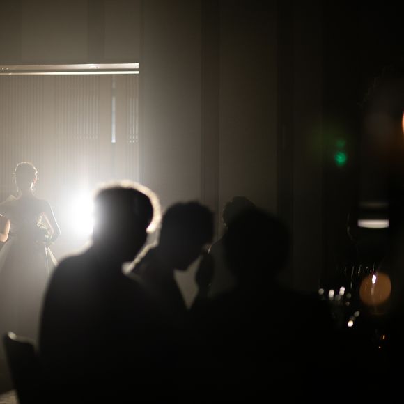 オープニングムービーの映像の中で扉が開いたら、
後方扉が開いて入場。
バックサーチを入れていたので、後ろからライトを当てて、シルエットをみせます。