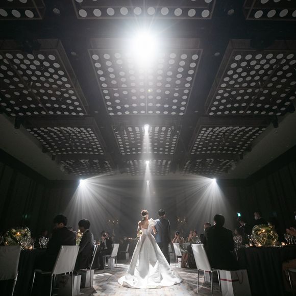 ライティングシャワーとライティングロードを入れて、
入場を華やかにしました。