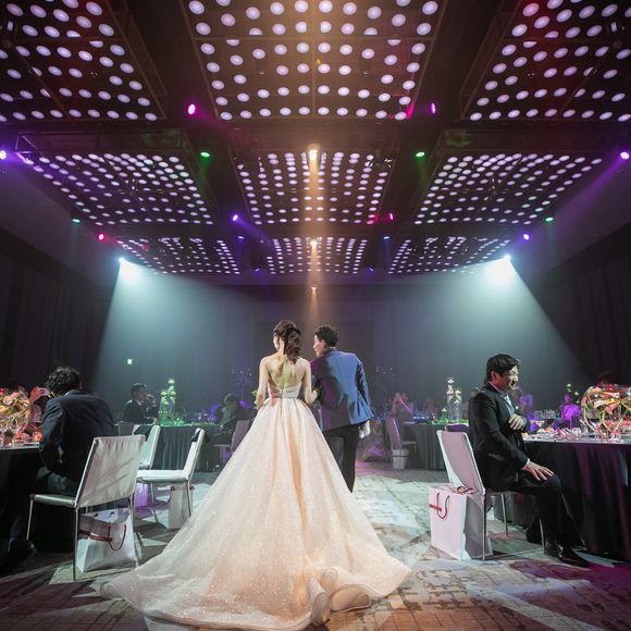 ラザロのドレスに合わせてLEDは桜に。