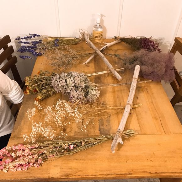 ドライフラワーのスワッグを流木に吊るしてメインソファの後ろに飾ってもらいました。