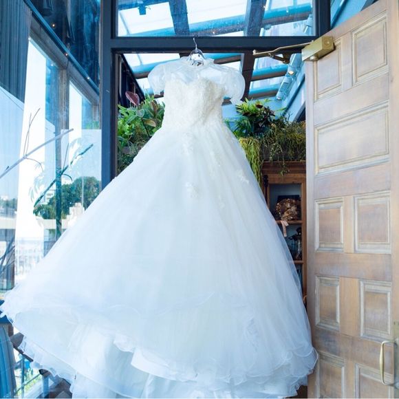 フルオーダーのドレス
生成色でレースや刺繍がとても可愛いです...?
ボレロは取り外し可能でビスチェタイプにもなります。