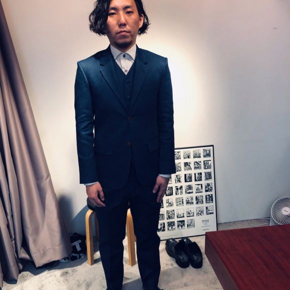 完成後の試着
生地から、スーツの形、裏地、ボタン、ポケットのデザイン、襟の形、ベストのデザイン、パンツのデザインなどなど、隅々まで拘れます