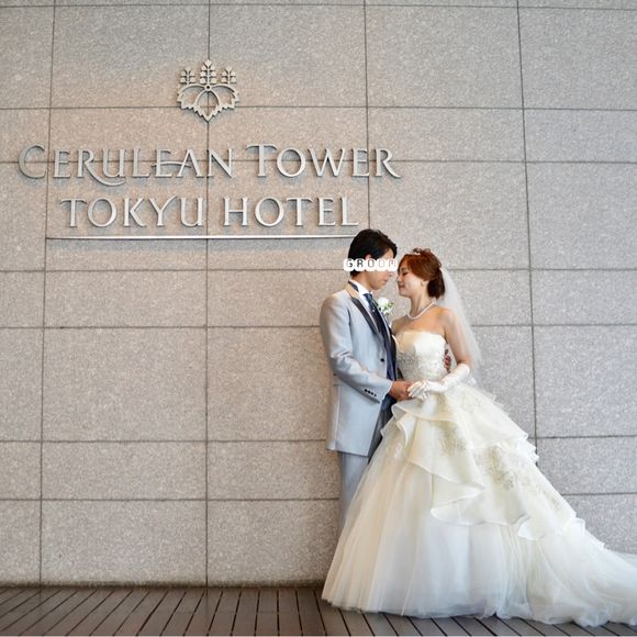 ロゴのある入り口で記念撮影。