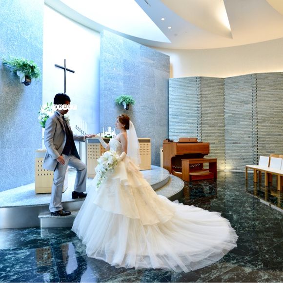 黒の大理石とグレーの石畳み
自然光が差し込むチャーチ。
サイドからのお写真も残しました。