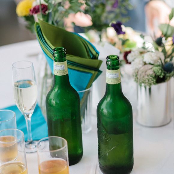 テーブル装飾
ブルーやグリーン、ドレスやブーケに合わせた装飾にして頂きました
花器はガラスの小瓶や、招待状にも使用した缶を使いました