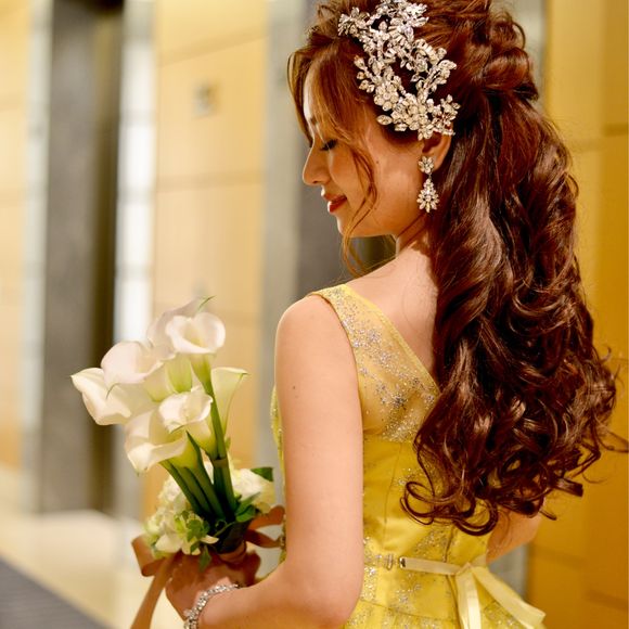 大きめカールのハーフアップヘア。
ヘッドドレスはマリアエレナ5521。
キラキラのドレスに負けない輝きを放つ、スワロフスキーのイヤリングにバングル。
大人っぽくブーケはカラーで。