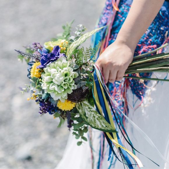 ワイルドになつの海に合うようにまとめたクラッチブーケ
ドレスと同じリボンと刺繍糸を沢山使って長くぐるぐる巻きに
とてもお気に入りのブーケです