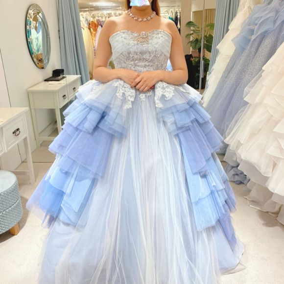 シンデレラのドレス。
前着たのよりたぶん後に出たやつ？です。
横に重ねてあるチュールフリルが可愛いんだけどちょっと違和感…
細かいラメがキラキラとしてました。