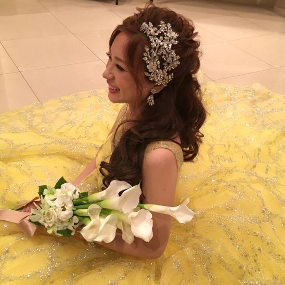 キラキラ宇宙ドレスを更に引き立たせてくれた小物は
⋆マリアエレナ5521のビジュー
大きめのヘッドドレスをアクセントにラグジュアリー感と小顔効果をプラス
⋆イヤリングとバングルも大粒ビジューで輝きをプラス
⋆スタイリッシュなブーケはカラーとデンファレで
 上品さ上質さをプラスし大人っぽく、リボンはシルク素材の光沢感のあるゴールドで引き締めました
この組み合わせはインスタ花嫁さんからも好評でした！