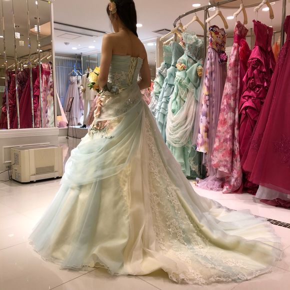 花柄プリントではないですが、お花がモチーフのグリーンのドレス☆