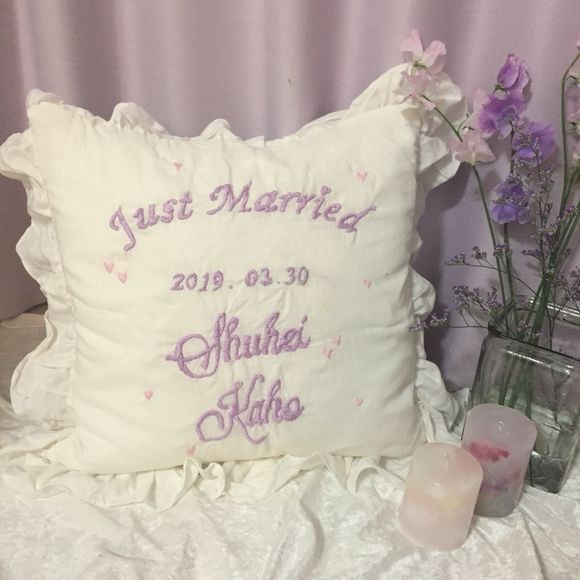 結婚式に絶対置くと決めていた刺繍クッション🦄

フリルのクッションはネットで購入し、
刺繍を全て自分でしました！