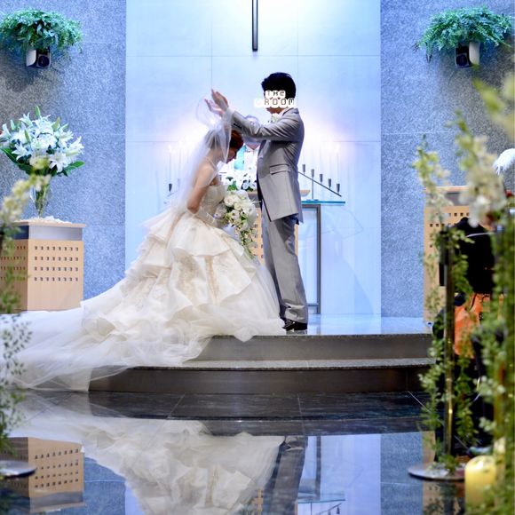 所作や姿勢を常に意識しました。
主人のタキシードはWDと被ると嫌だったので白は避け、このチャーチにも合う光沢感のあるグレーをチョイス。