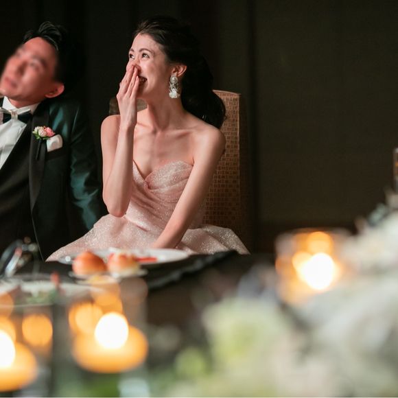 余興を見ながら笑顔の新婦と、
お酒が回ってきて姿勢がぐだぐだな新郎。