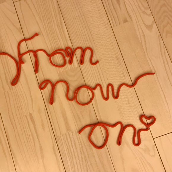 新郎新婦の大好きな言葉『from now on』（これから）を針金と赤い紐で新郎が手作り！前撮りで活躍しました。